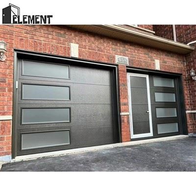 دروازے کے ساتھ گیراج کا دروازہ